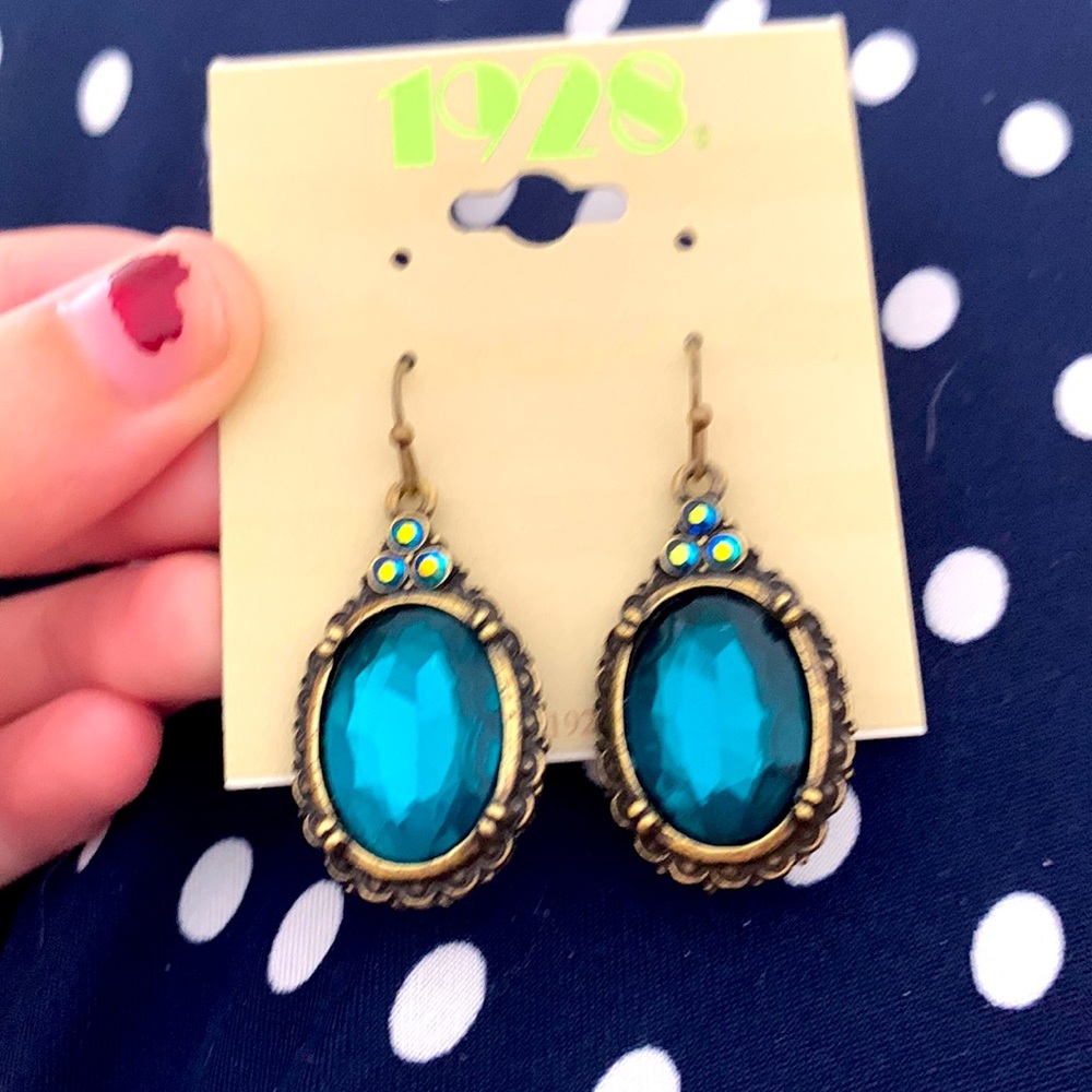 Dangling vintage earrings, blue stone, gold set.